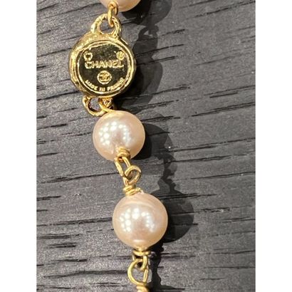 CHANEL. Sautoir in gilded metal interspersed...