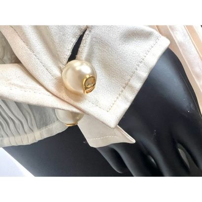 Christian DIOR. Chemisier en satin de soie...