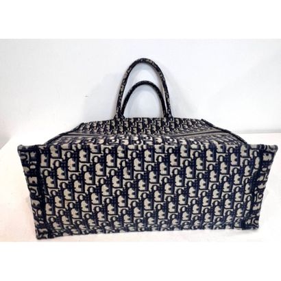 DIOR. Sac cabas Dior Book Tote large en toile...