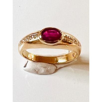 BAGUE anneau en or jaune 750°/°° serti clos...