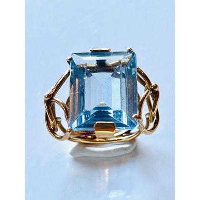 1950. BAGUE en or jaune 750°/°° sertie d’une...