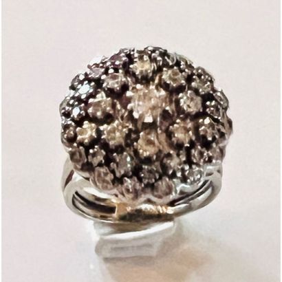 1950. Round ring in white gold 750°/°° set...