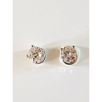 PAIR OF EARRINGS in white gold 750°/°° set...