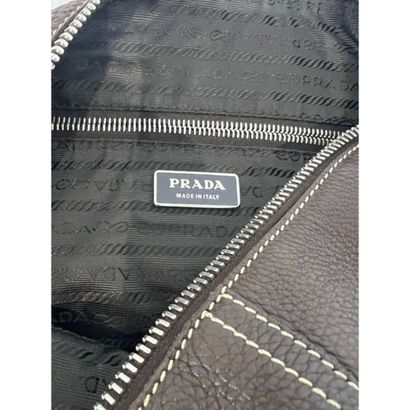 PRADA. Sac souple en cuir grainé chocolat....