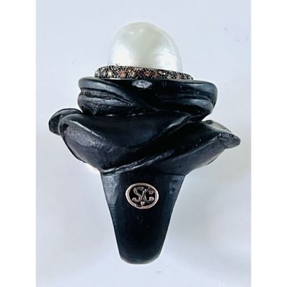 Sylvie CORBELIN. IMPORTANTE BAGUE fleur en...
