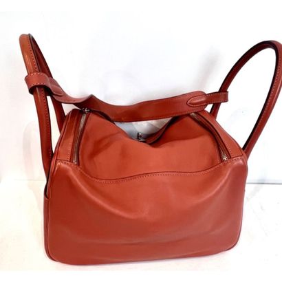 HERMES Paris. Sac Lindy en cuir rosy. Garniture...