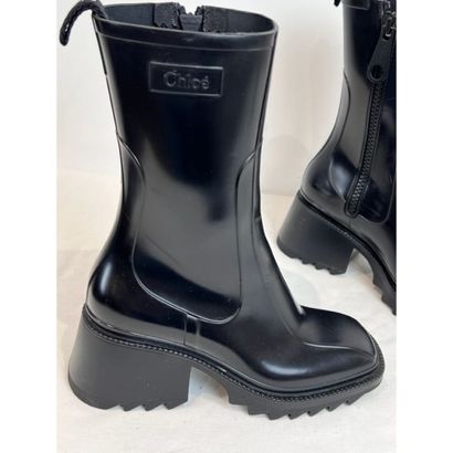 CHLOE. Bottines Betty en caoutchouc noir....