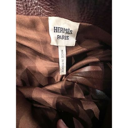 HERMES Paris. Jupe en cuir de veau marron...