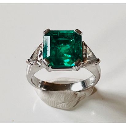 RING in white gold 750°/°° and platinum set...