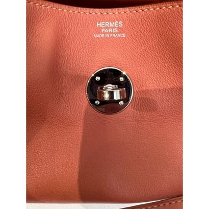 HERMES Paris. Sac Lindy en cuir rosy. Garniture...