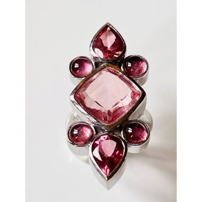 IMPORTANTE BAGUE marquise en or blanc 750°/°°...