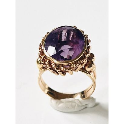 1950. BAGUE en or jaune torsadé 750°/°° serti...