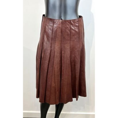 HERMES Paris. Jupe en cuir de veau marron...