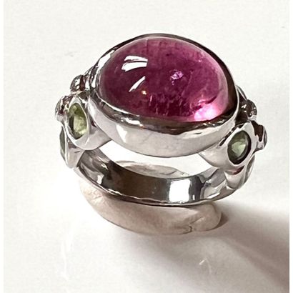 BAGUE dôme en or blanc 750°/°° ornée d’un...