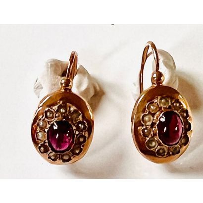 1900. PAIRE DE BOUCLES D’OREILLES dormeuses...