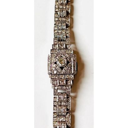 1930. MONTRE de dame en platine serti clos...