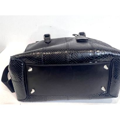 Barbara BUI. Sac en cuir python noir. 2 anses...