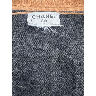 CHANEL. Gilet manteau en tricoté cachemire...