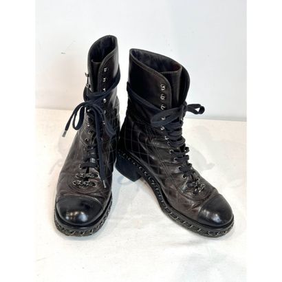 CHANEL. Boots en cuir matelassé chocolat...