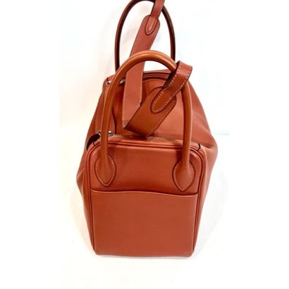 HERMES Paris. Sac Lindy en cuir rosy. Garniture...