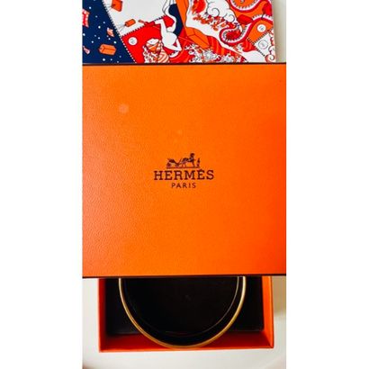 HERMES. BRACELET rigide en métal doré émaillé...