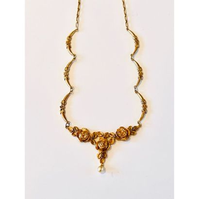 1900. COLLIER en or jaune 750°/°° orné d’un...