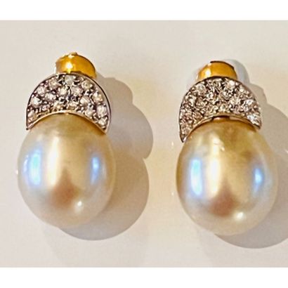 PAIRE DE BOUCLES D’OREILLES en or jaune 750°/°°...