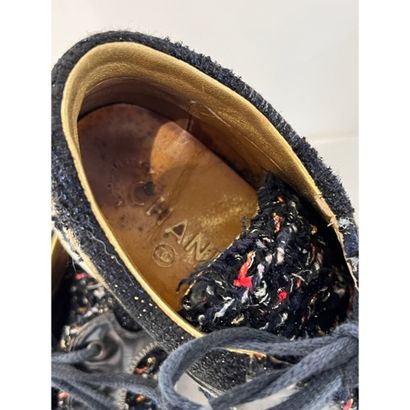 CHANEL. Baskets en cuir doré et tweed bleu...