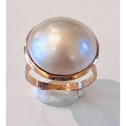 BAGUE en or jaune 750°/°° ornée d’une perle...