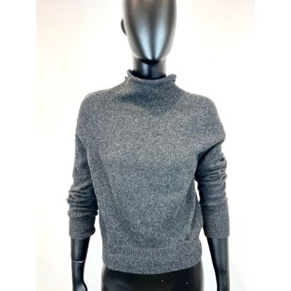 CHANEL. Pull en tricoté cachemire gris anthracite....