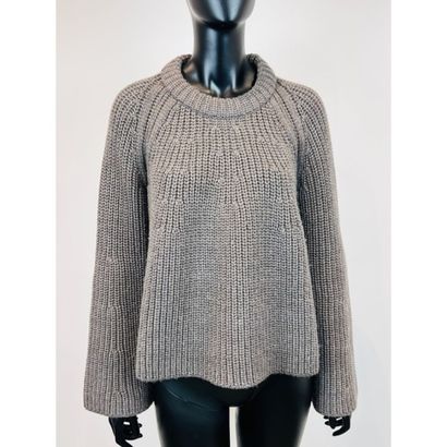 HERMES Paris. Pull évasé en tricoté de laine...