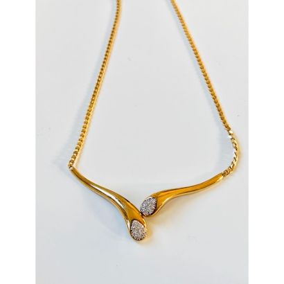 COLLIER en or jaune tressé 750°/°° orné d’un...