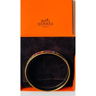 HERMES. BRACELET rigide en métal doré émaillé...