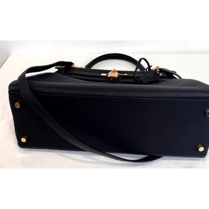 HERMES. Sac Kelly (32cm) en cuir Togo noir...