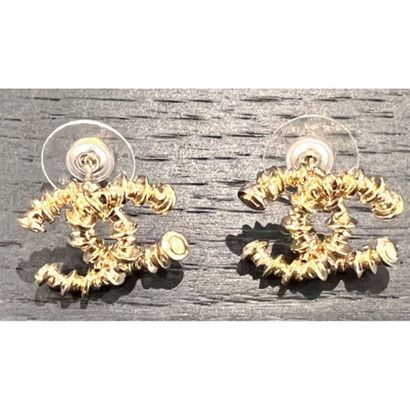 CHANEL. Fall 2017. Pair of gilded metal earrings...