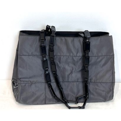 PRADA. Sac en toile gris, surpiqûres noires....