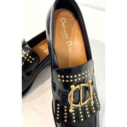 DIOR. Mocassins en cuir noir. Garniture en...