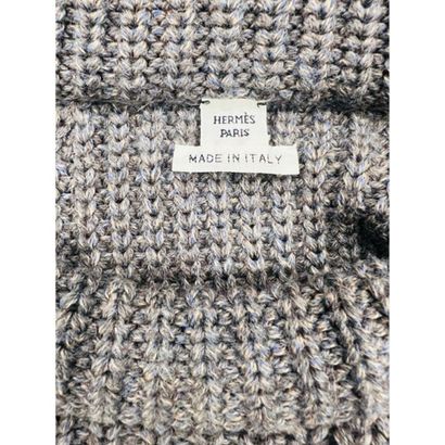 HERMES Paris. Pull évasé en tricoté de laine...