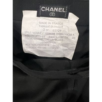 CHANEL. Jupe en acétate et rayonne noire....