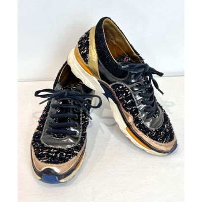 CHANEL. Baskets en cuir doré et tweed bleu...