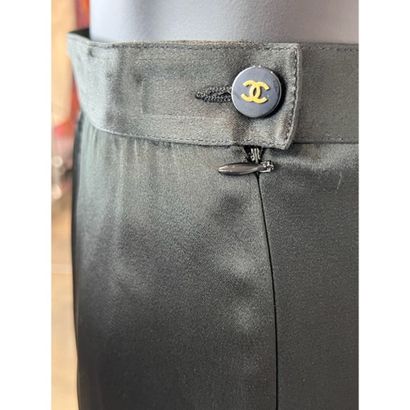CHANEL. Jupe en acétate et rayonne noire....
