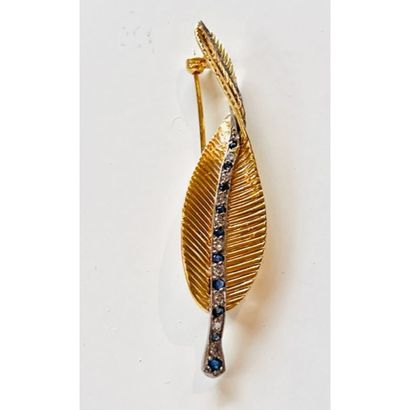 1950. BROCHE feuille 2 ors 750°/°° ornée...