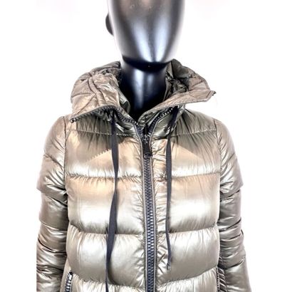 MONCLER. Doudoune légère ¾ en duvet kaki....