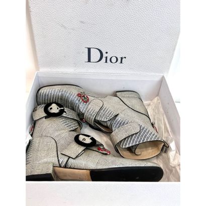 C. DIOR. Boots en cuir façon lézard gris...