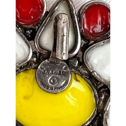 CHANEL - GRIPOIX. Oval brooch in silver-plated...