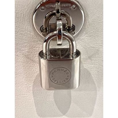 HERMES Paris. Sac en cuir Swift blanc cassé...