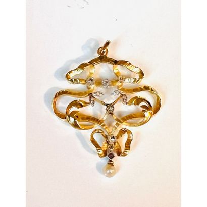 1900. PENDENTIF en or jaune martelé 750°/°°...