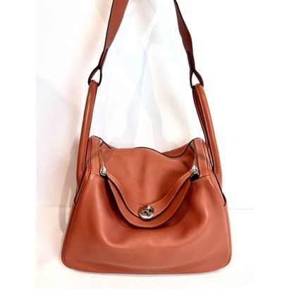 HERMES Paris. Sac Lindy en cuir rosy. Garniture...