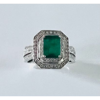 BAGUE en or blanc 585°/°° ornée d’une émeraude...