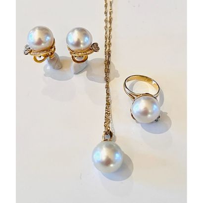 ENSEMBLE en or jaune 375°/°° orné de perles,...